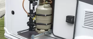 Ausziehbarer Gaskasten mit DuoControl verbaut