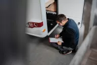 Caravan oder Reisemobil auf Dichtheit kontrollieren