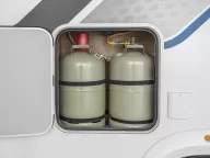 Mehrere Gasflaschen sicher von GP Camper verbaut, bereit für die miete